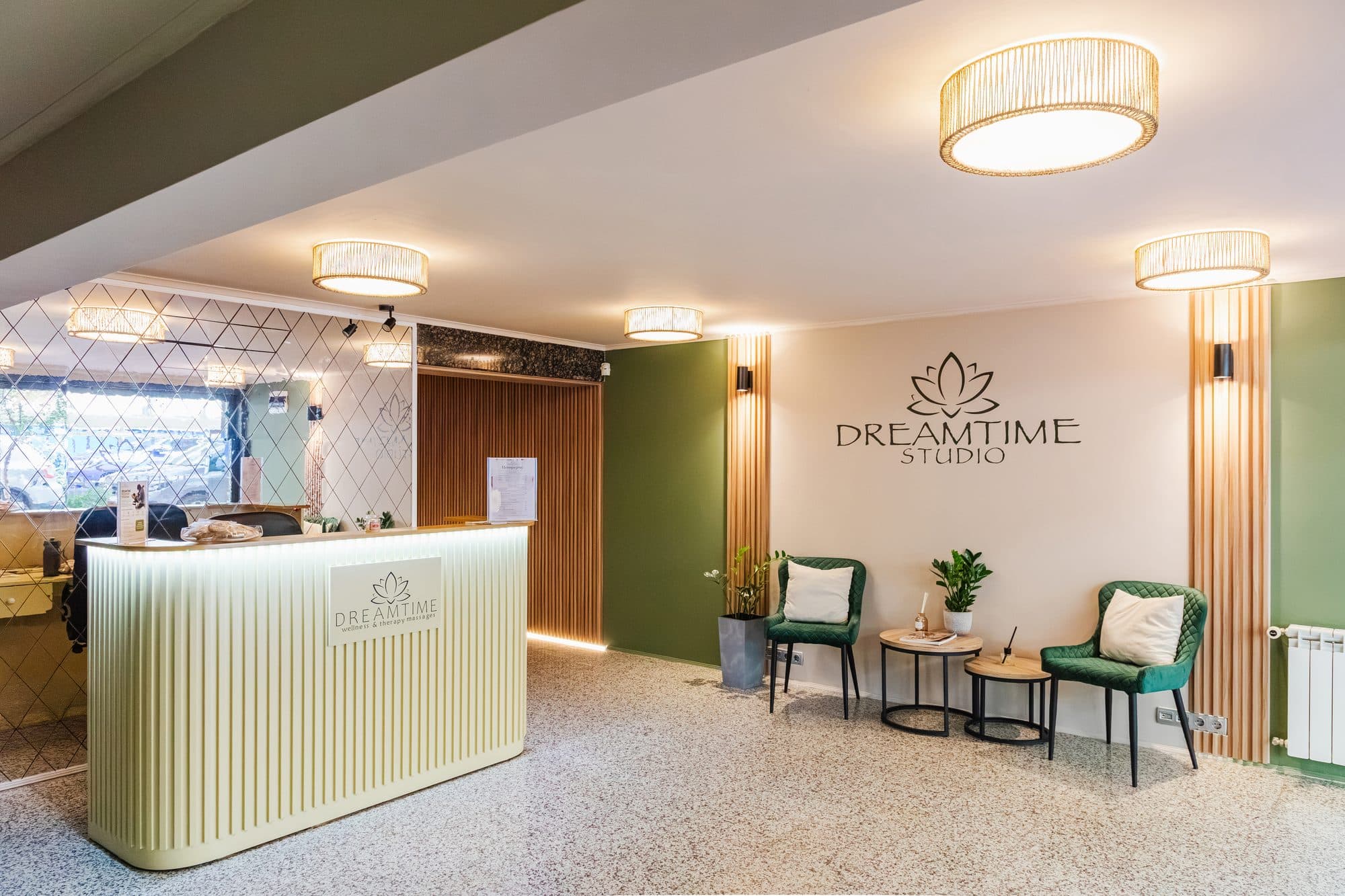 Рецепцията и чакалнята на DreamTime Studio